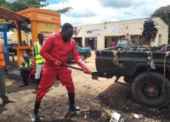 Parliamentary aspirant leads businesspersons in a clean-up exercise